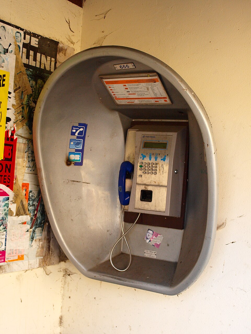 French PHONE BOOTH- CABINE œuf mural